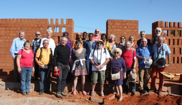 Premi&egrave;re viste d'un groupe de 'toubabs' au centre artisanal de Maka